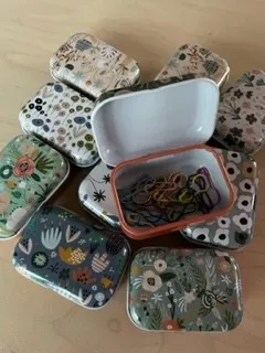 25 Locking Stitch Markers in Cute Metal Box