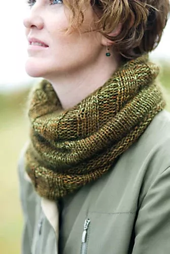 A Churchmouse Yarns and Teas Pattern - Annabella’s Cowl (PDF)