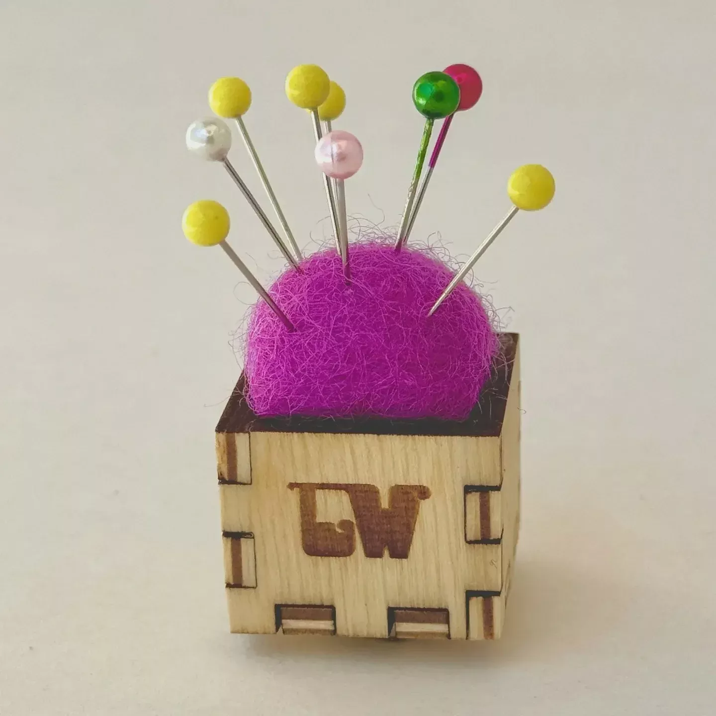 Lemonwood Twee Pin Minder (Magnetized)
